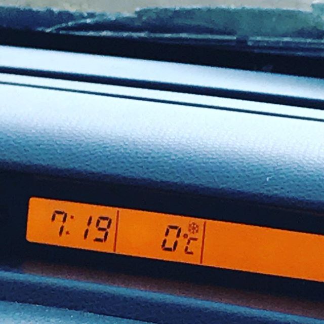 ついに車も凍る季節が来ました (Instagram)